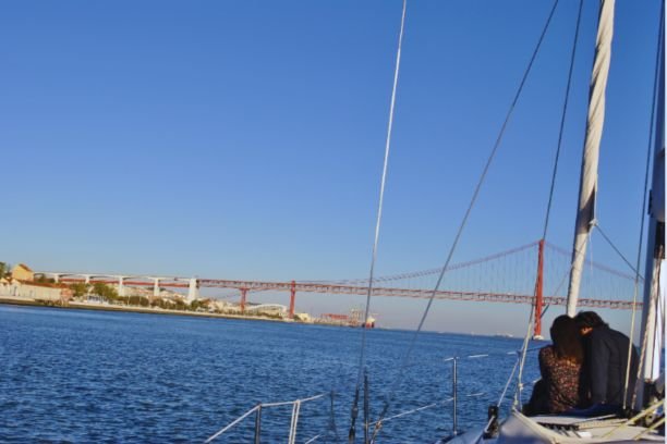 Passeio de barco romântico em Lisboa: Celebre o amor no rio Tejo