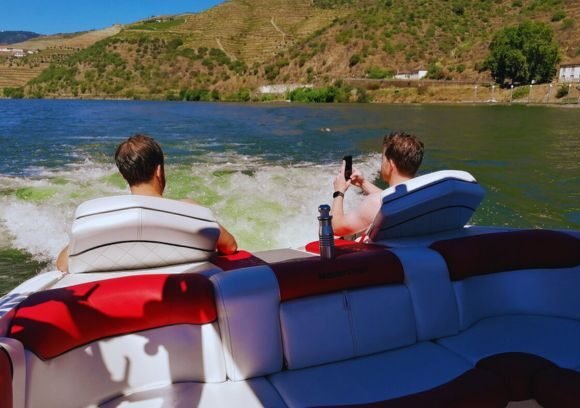 Passeio privado na lancha Mastercraft Gooo: Aventura exclusiva no Douro
