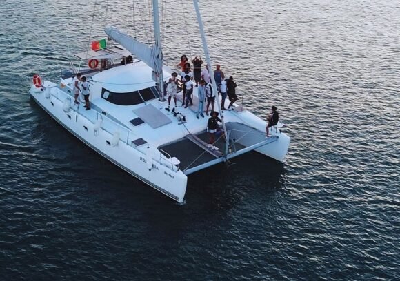 PRIVATE BOAT TOURS: Passeio privado de Catamarã em Setúbal (3h)