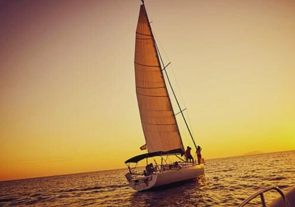 Passeio romântico privado à vela em Cascais (2h)