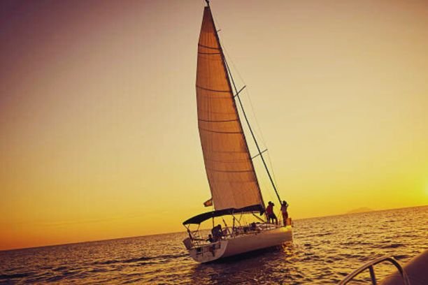Passeio romântico privado à vela em Cascais (2h)