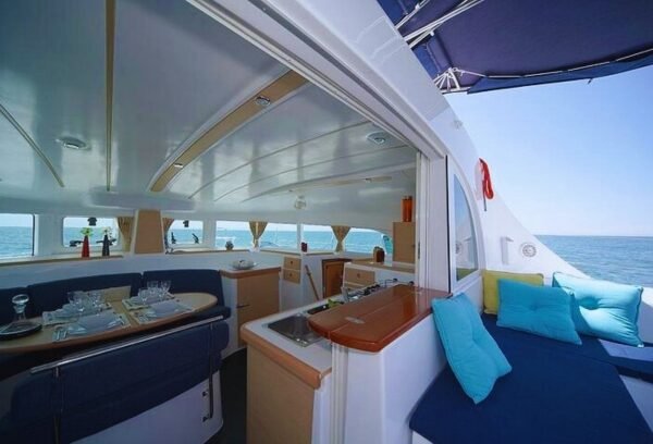 Interior de barco catamarã