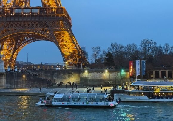 Cruzeiro em Paris: Passe Hop-On Hop-Off no Rio Sena com 9 Paragens
