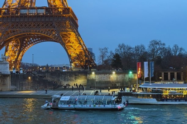 Cruzeiro em Paris: Passe Hop-On Hop-Off no Rio Sena com 9 Paragens