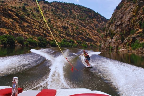 Atividades náuticas em lancha Mastercraft Gooo: Aventura privada no Douro