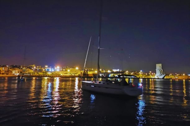 Passeio de barco noturno em Lisboa: Navegação sob as estrelas no rio Tejo